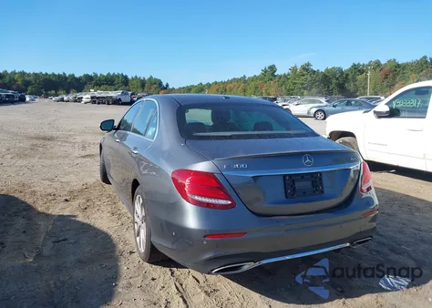 2017 Mercedes-Benz E 300 4Matic z USA, uszkodzony, nr VIN WDDZF4KB2HA037834